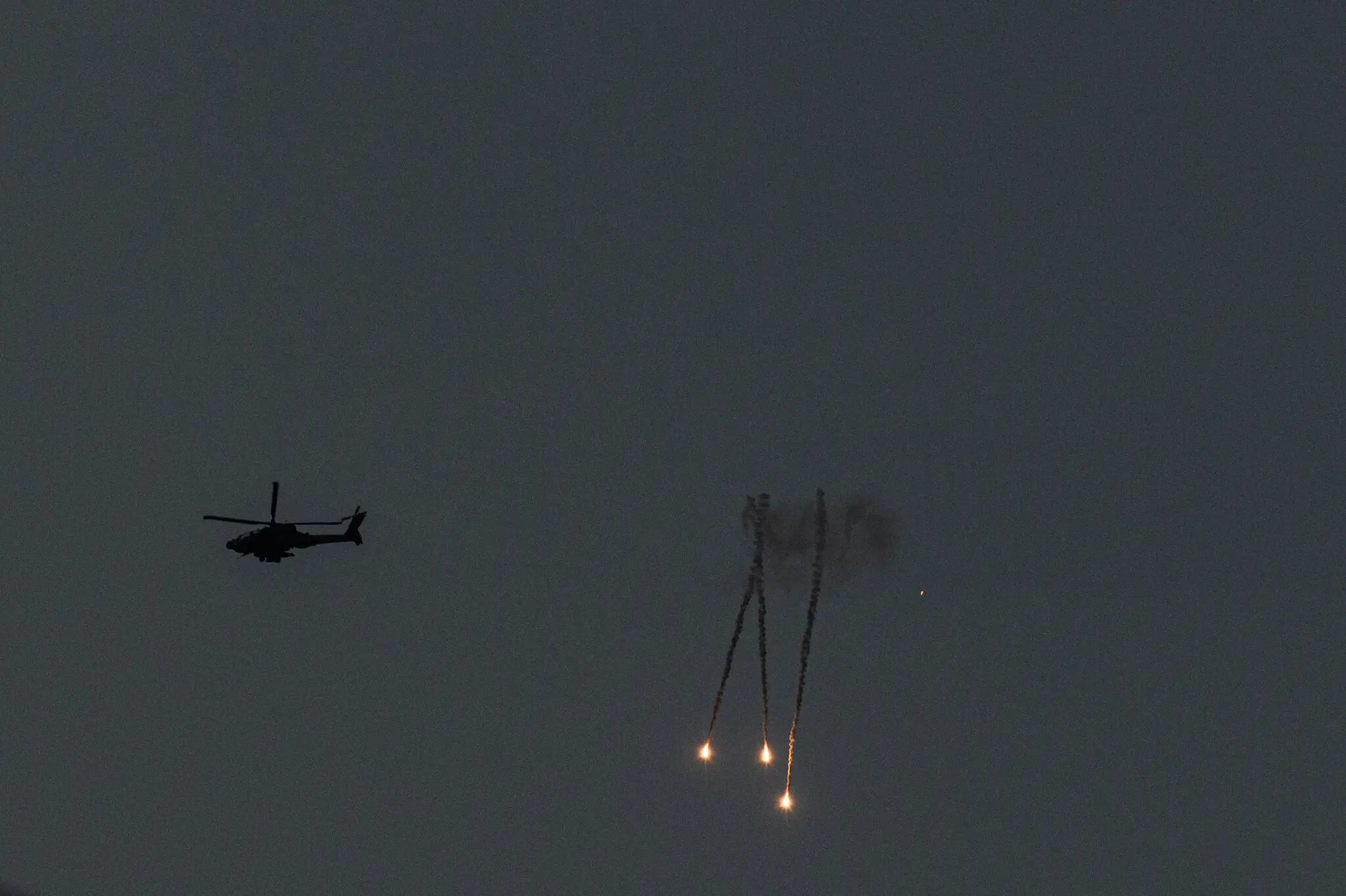 Ізраїльський гелікоптер Apache стріляє ракетами над сектором Газа, як видно зі Сдерота в середу. Ізраїль контролює повітряний простір Гази
